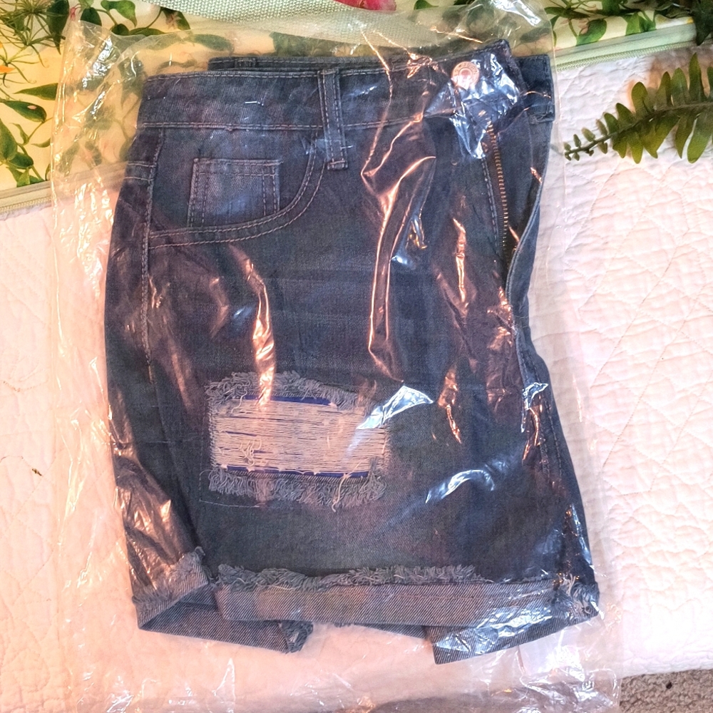 Just in time for the 4th of July. NWT American flag patch distressed denim short - Picture 2 of 8
